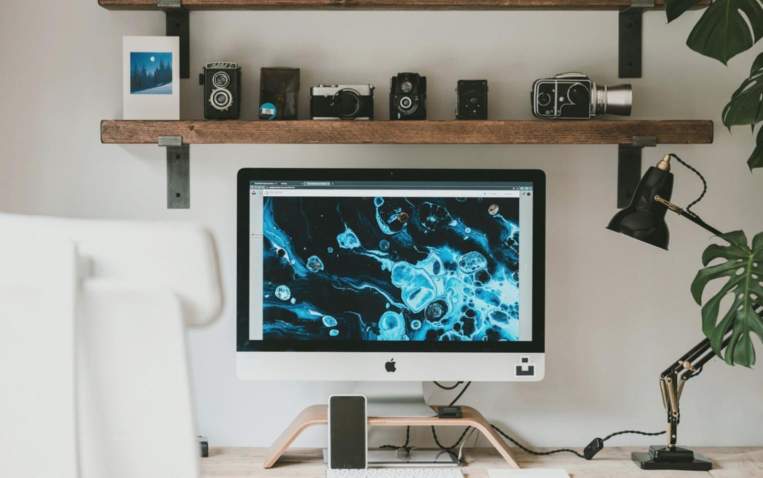 Kelvynkraxol investment education team collaborating on learning materials